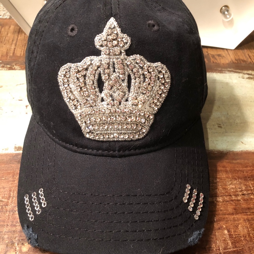 Women’s black baseball cap